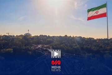 اهتزاز پرچم ایران در همایش ١٠ هزار نفری ورزشی به مناسبت روز خلیج فارس