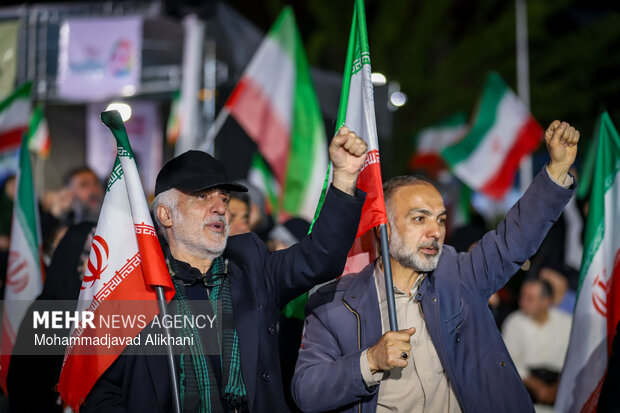 اجتماع حمایت از رزمندگان در مقابله با دشمن آمریکایی - صهیونی