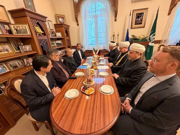 السفير الايراني ينقل رسالة شكر من قائد الثورة إلى رئيس مجلس المفتين في روسيا
