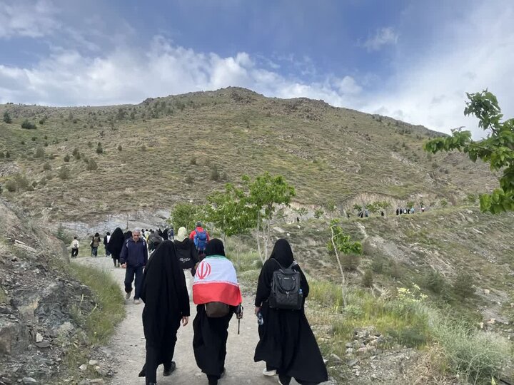 استقبال پرشور مشهدی ها در همایش کوهپیمایی با برافراشتن پرچم ایران