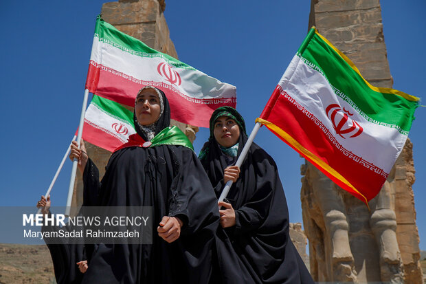 گردهمایی تمدنی مردم فارس در بیعت با رهبر انقلاب