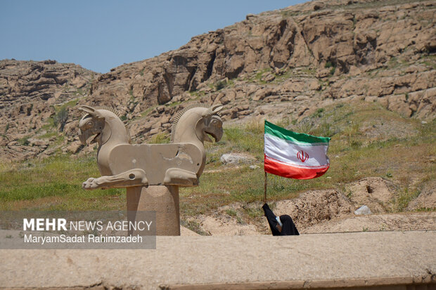 گردهمایی تمدنی مردم فارس در بیعت با رهبر انقلاب