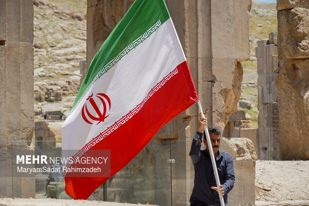 گردهمایی تمدنی مردم فارس در بیعت با رهبر انقلاب