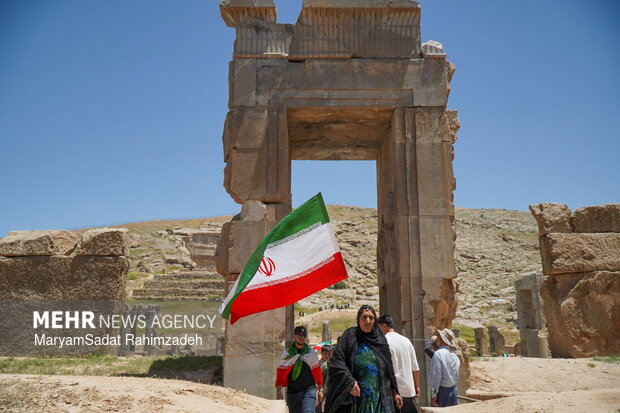 گردهمایی تمدنی مردم فارس در بیعت با رهبر انقلاب