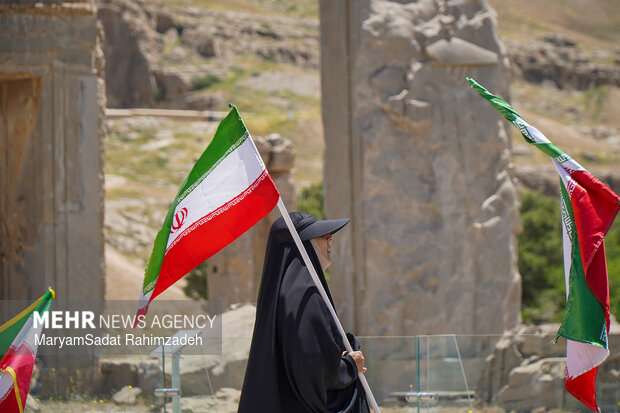 گردهمایی تمدنی مردم فارس در بیعت با رهبر انقلاب