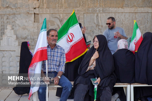 گردهمایی تمدنی مردم فارس در بیعت با رهبر انقلاب