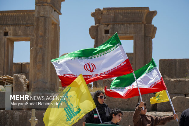 گردهمایی تمدنی مردم فارس در بیعت با رهبر انقلاب