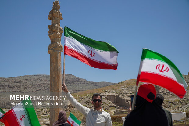 گردهمایی تمدنی مردم فارس در بیعت با رهبر انقلاب