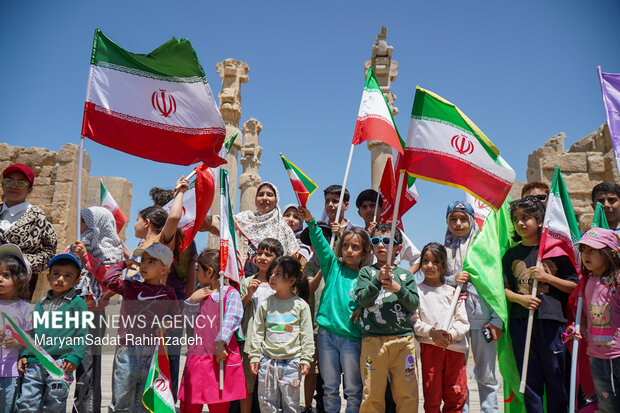گردهمایی تمدنی مردم فارس در بیعت با رهبر انقلاب