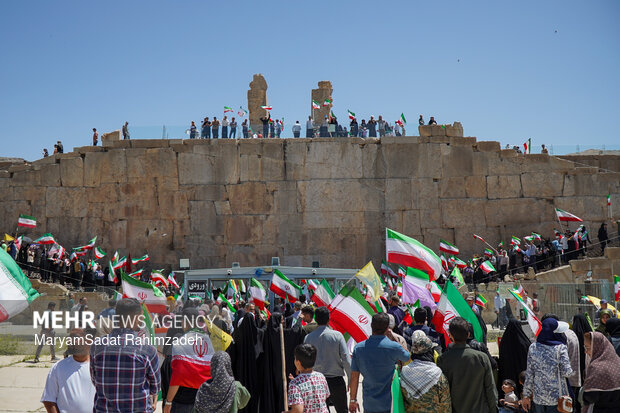 گردهمایی تمدنی مردم فارس در بیعت با رهبر انقلاب