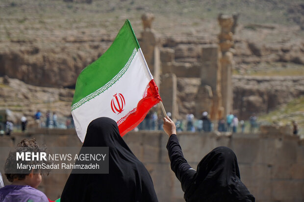 گردهمایی تمدنی مردم فارس در بیعت با رهبر انقلاب