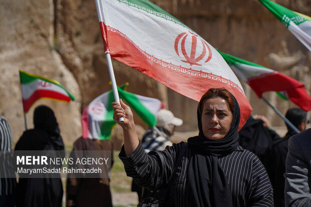 گردهمایی تمدنی مردم فارس در بیعت با رهبر انقلاب