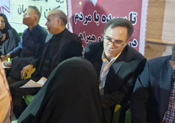 میز خدمت «تا سپیده با مردم» در تنگستان برگزار شد