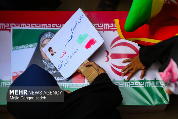 تشییع شهیده جان‌فدای ایران «فاطمه موحدان» در یزد