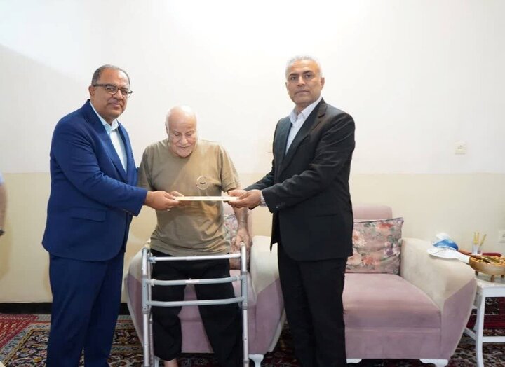فرماندار بوشهر: عزت و پیشرفت کشور حاصل مجاهدت معلمان است