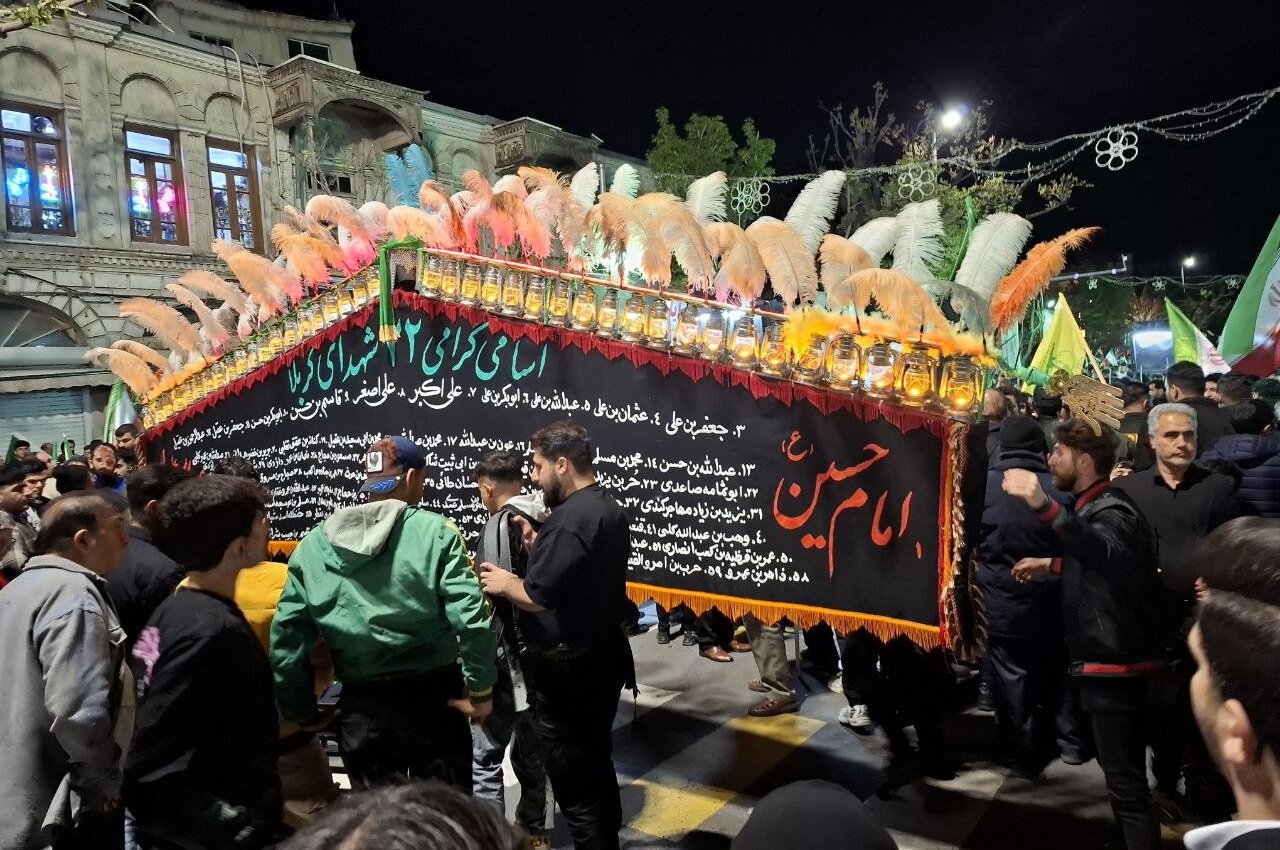 هیئت‌های حسینی تبریز همچنان پای کار انقلاب ایستاده‌اند