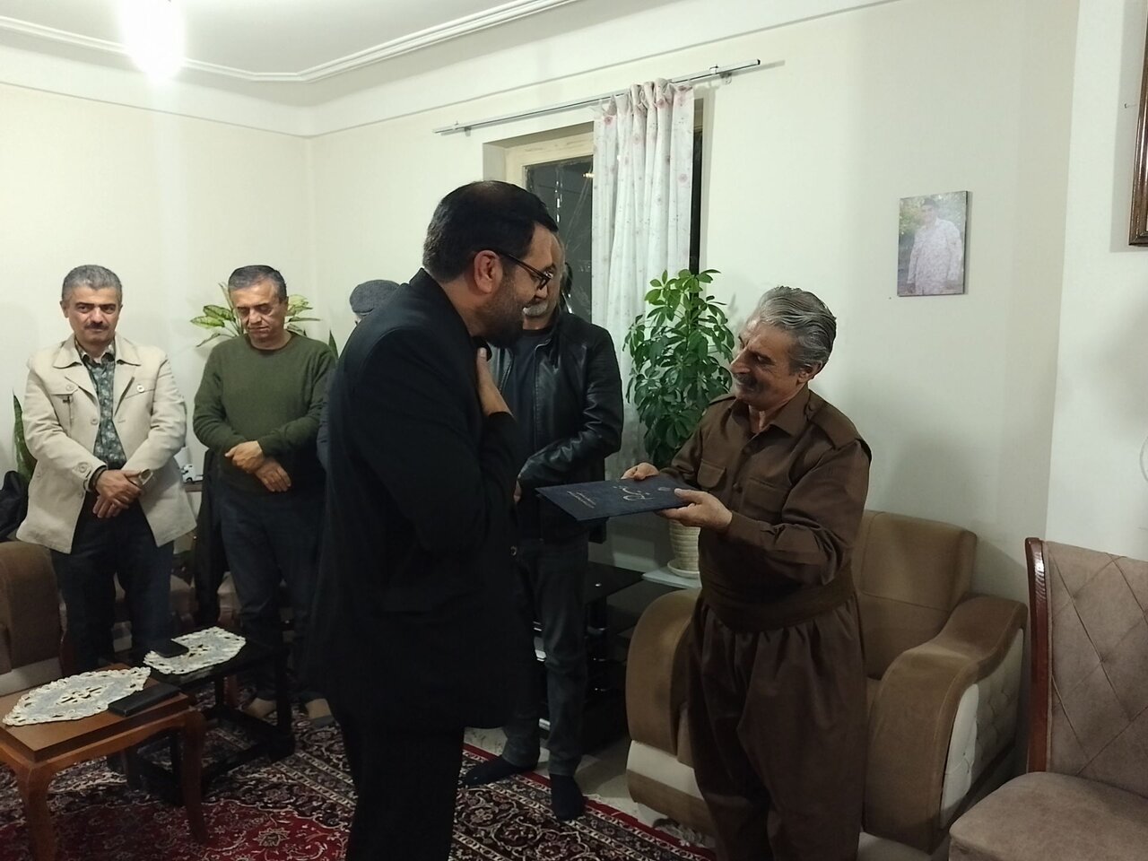عیادت مدیرکل فرهنگ و ارشاد کردستان از شاعر و نویسنده کردستانی