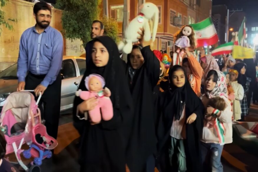رژه کودکان و نوجوانان زاهدانی در حمایت از ایران