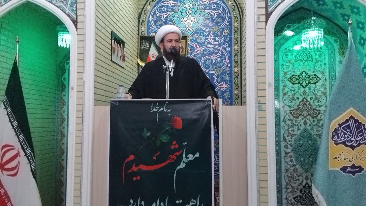 امام جمعه سنقر و کلیایی: وحدت ملی خنثی‌کننده نقشه‌های جدید دشمن است