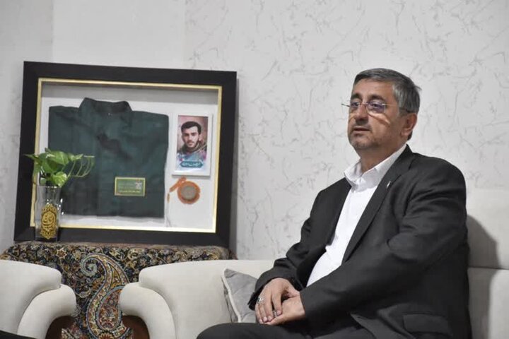 استاندار لرستان با خانواده شهید «علیرضا سبزی پور» دیدار کرد