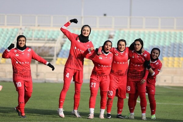 بلاتکلیفی نیمکت استقلال و پرسپولیس/ گزینه بزرگ از دست دو مدعی پرید!