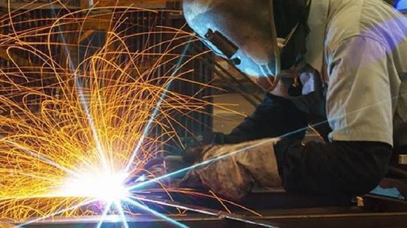 جوشکاران هفشجان ستون‌های خاموش پروژه‌های صنعتی؛ کار یعنی زندگی