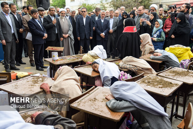 نواخته شدن زنگ سپاس معلم با حضور استاندار در مشهد