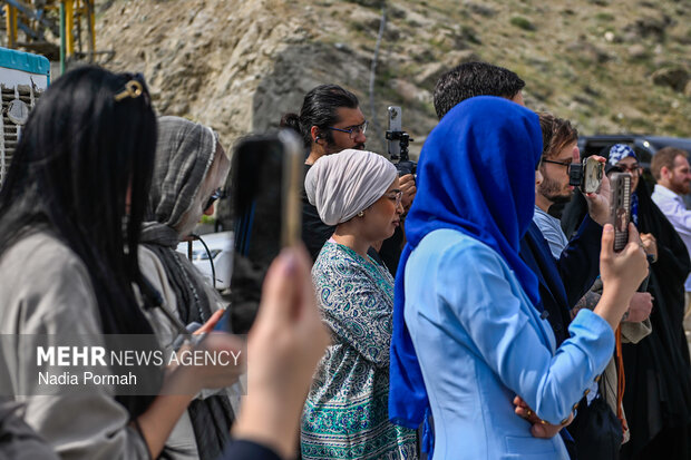 بازدید جمعی از فعالان رسانه ای خارجی از پل B۱ کرج
