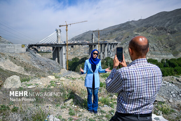 بازدید جمعی از فعالان رسانه ای خارجی از پل B۱ کرج