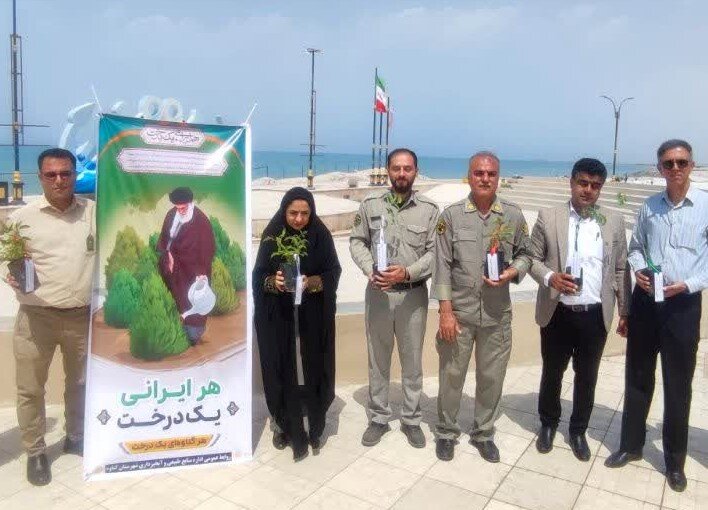کاشت نهال به مناسبت روز ملی خلیج فارس در شهرستان گناوه