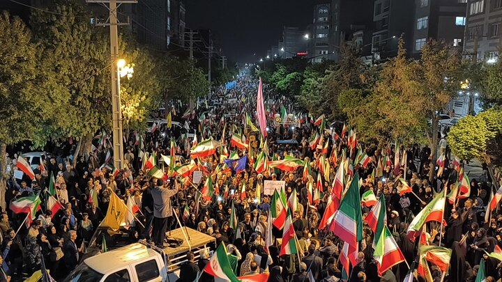 نمای متفاوت از حضور حماسی و پر شور مردم کرمانشاه در اجتماع شبانه