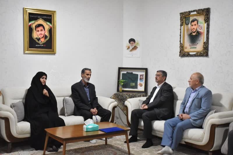 استاندار لرستان با خانواده شهید «علیرضا سبزی پور» دیدار کرد