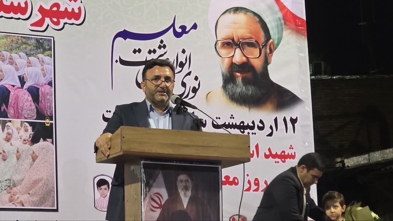 معلمان پیشگامان مقابله با بمباران فکری دشمنان هستند