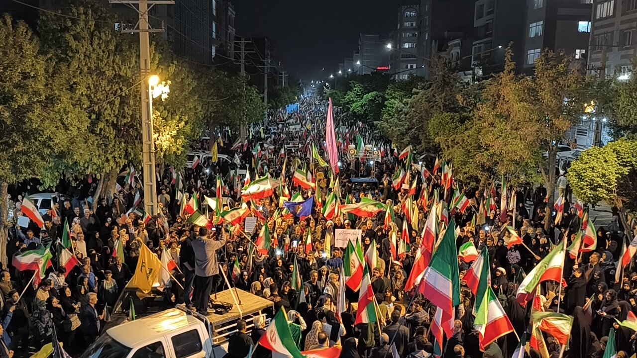 نمای متفاوت از حضور حماسی و پر شور مردم کرمانشاه در اجتماع شبانه