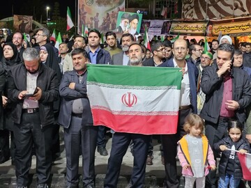 تجمع شبانه سنندجی‌ها با مشارکت جمعی از فرهنگیان به مناسبت روز معلم