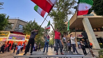 پویش «پرچم ایران حتی یک لحظه روی زمین نماند» در چهارباغ اجرا شد