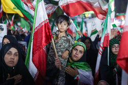 حضور پرشور مردم ایلام در میدان ۲۲ بهمن طی شامگاه دوشنبه