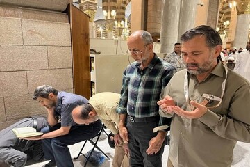 مشارکة الزوّار الإيرانيين في صلوات الجماعة بالمسجد النبوي