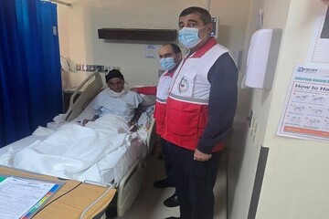 عیادت مسئول پزشکی حج از دو زائر بستری در بیمارستان‌ سعودی 