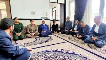 دیدار مسئولان پاوه با خانواده شهدای جنگ رمضان