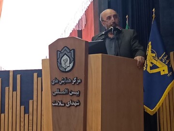 نقش معلم فراتر از انتقال اطلاعات است