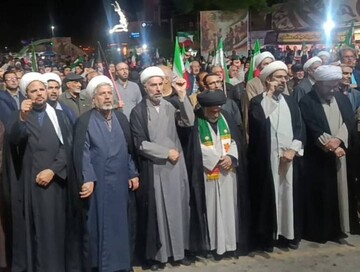 تداوم اجتماع شبانه سنندجی‌ها در میدان آزادی و حمایت از وطن