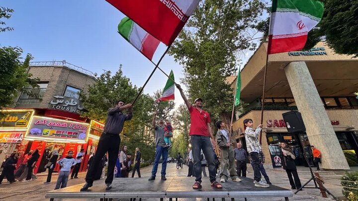 پویش «پرچم ایران حتی یک لحظه روی زمین نماند» در چهارباغ اجرا شد