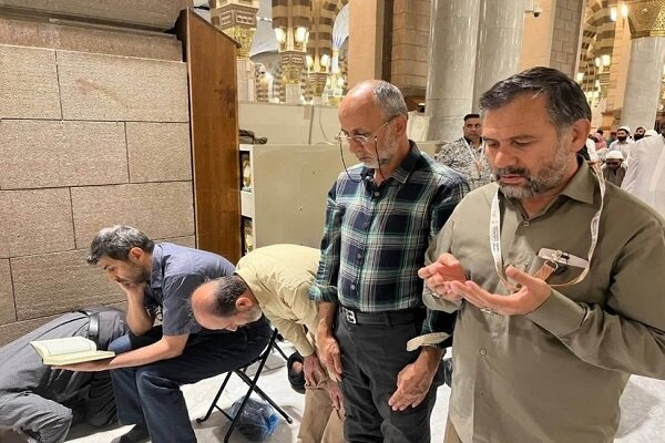مشارکة الزوّار الإيرانيين في صلوات الجماعة بالمسجد النبوي