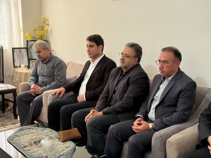 دیدار استاندار کردستان با خانواده دو شهید جنگ رمضان