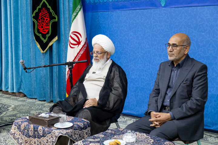 امام جمعه یزد: حفظ روحیه انقلابی در جوانان، وظیفه فرهنگیان است