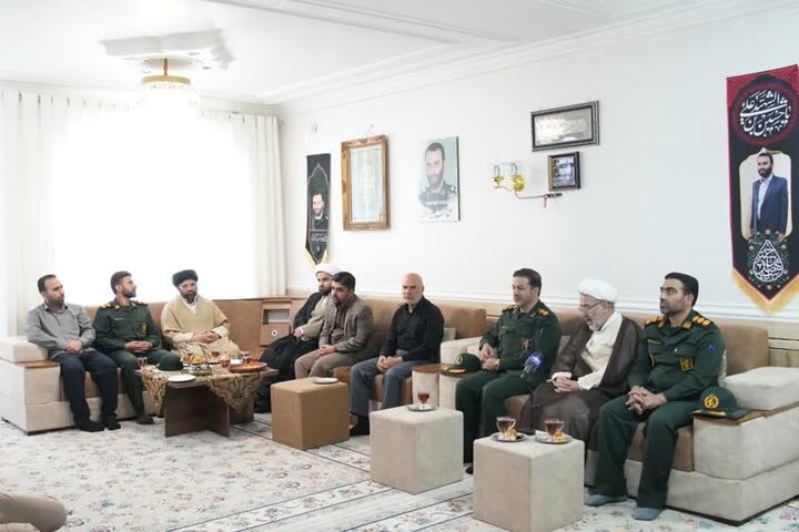 دیدار مسئولان سپاه لرستان با خانواده شهید «محمد بیرانوند»