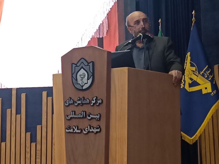 نقش معلم فراتر از انتقال اطلاعات است