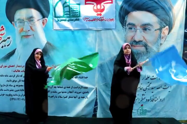 نوجوانان تبریزی پای کار انقلاب ایستاده‌اند