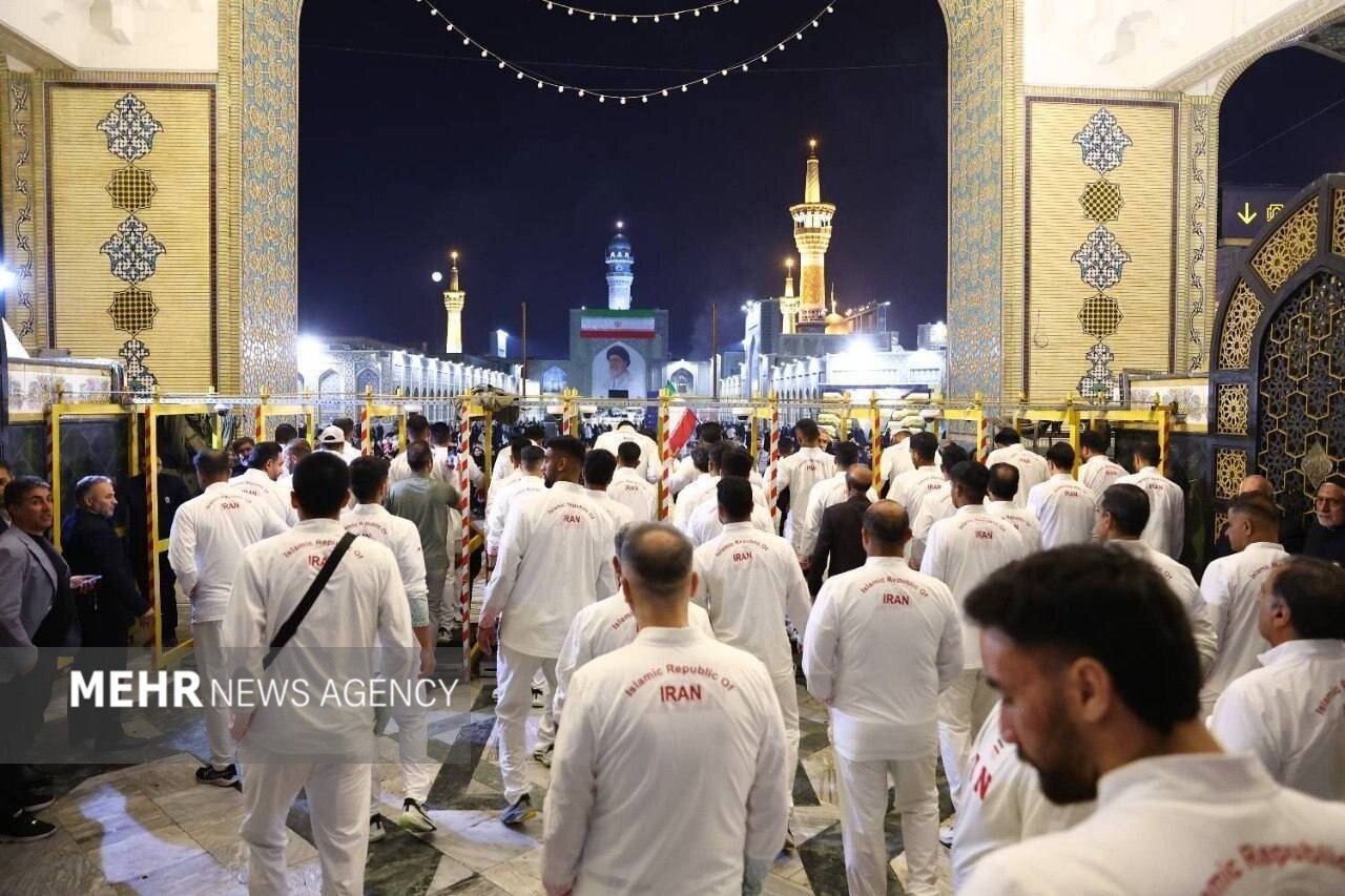 تقدیم مدال ساحلی بازان به حضرت ثامن‌الحجج (ع)